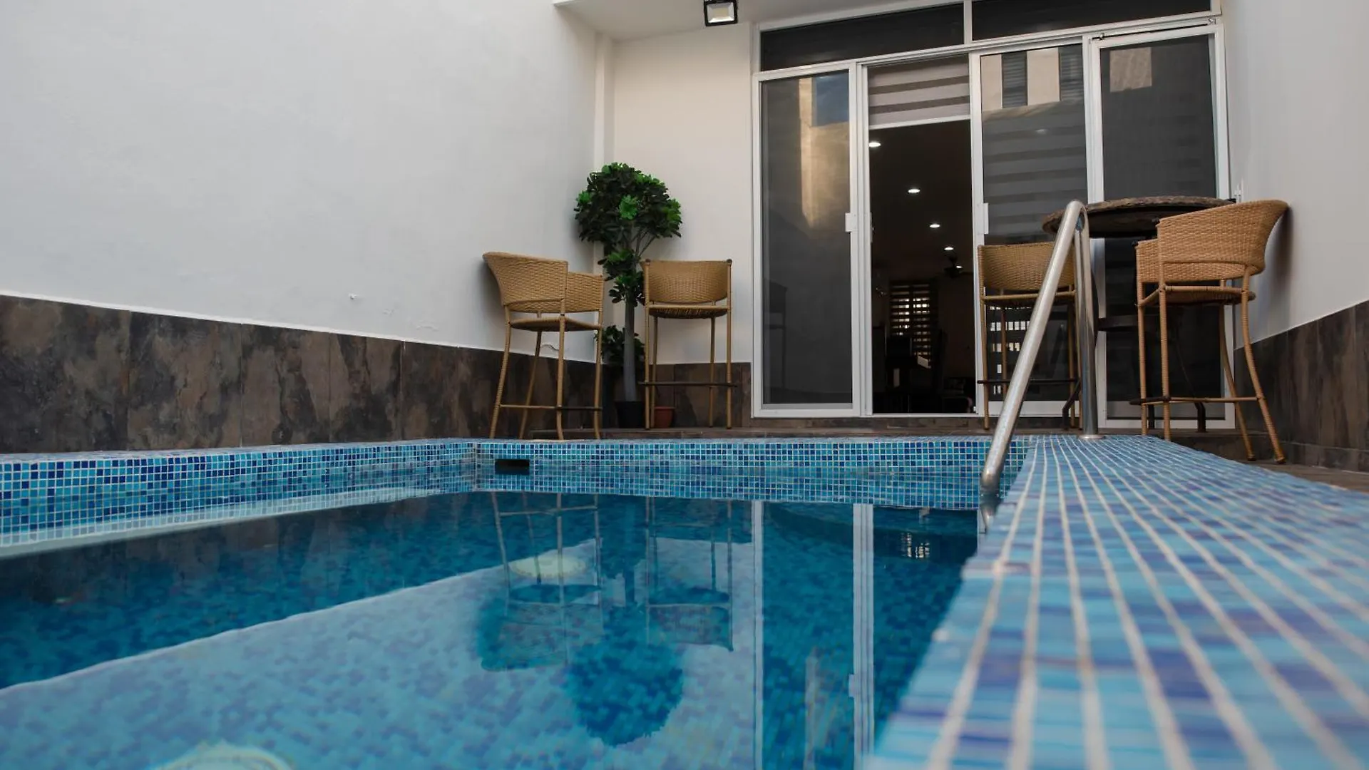 2Br-3Ba Condo Block From Beach W Rooftop Jacuzzi Mazatlan Apartment